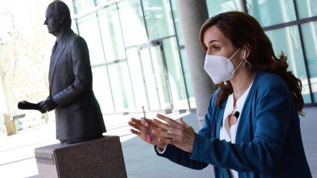 Mónica García, en la Puerta de la Asamblea de Madrid.