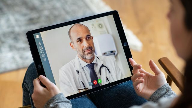 Una persona realiza una videoconsulta con su médico.
