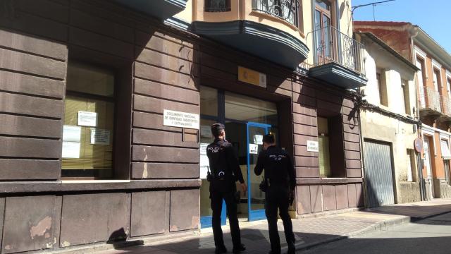 Dos policías nacionales llegando a la Comisaría de Alcantarilla donde fue detenida Encarnación.