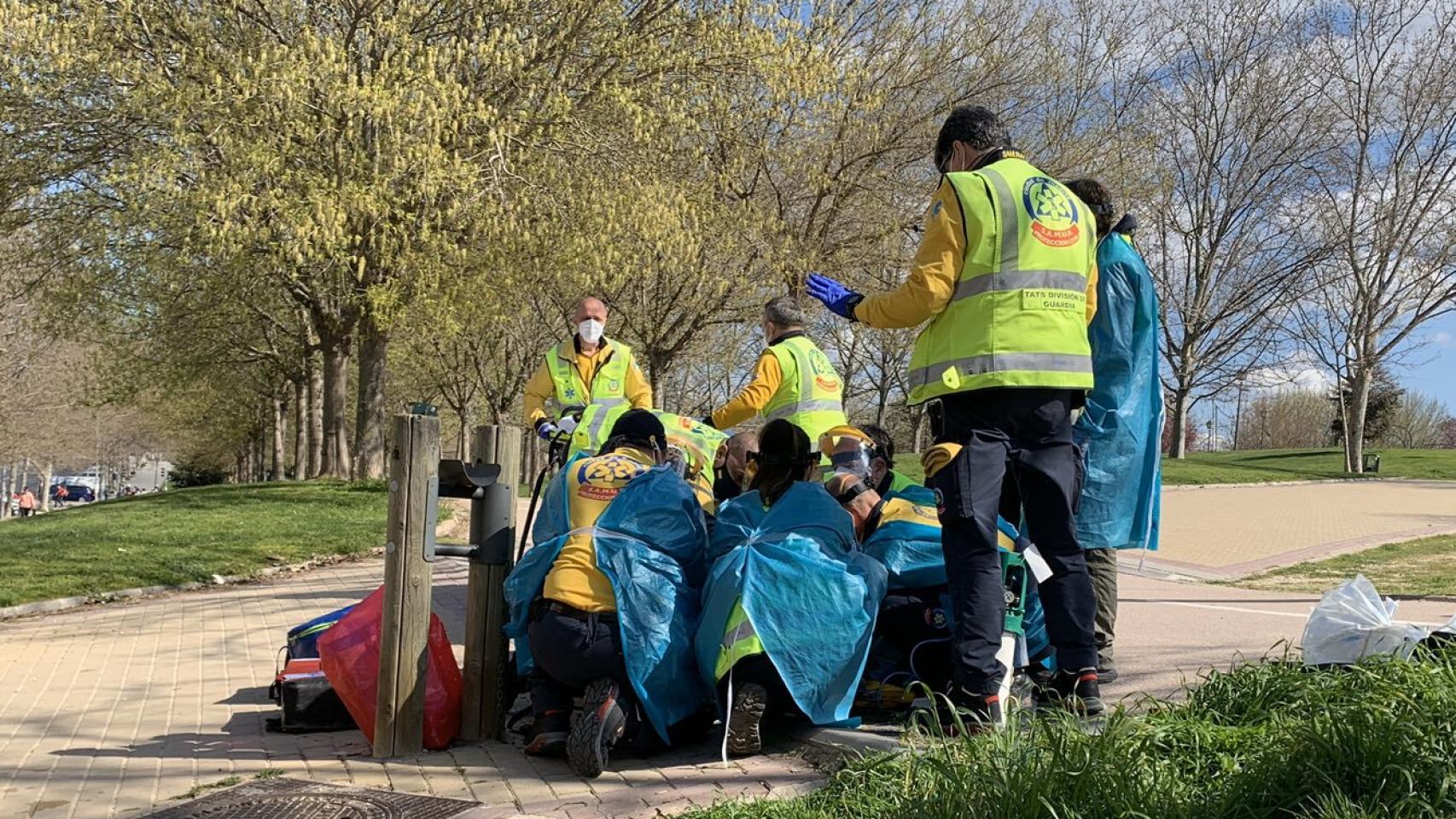 Los sanitarios del servicio de Emergencias Madrid intentando reanimar a la anciana tras el atropello.