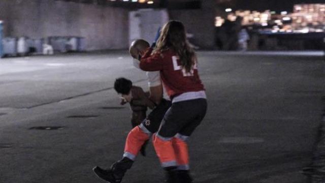 Sanitarios, voluntarios de la Cruz Roja y marineros de Salvamento reanimaron sobre el suelo del puerto de Arguineguín (Gran Canaria) a un niño con hipotermia severa.