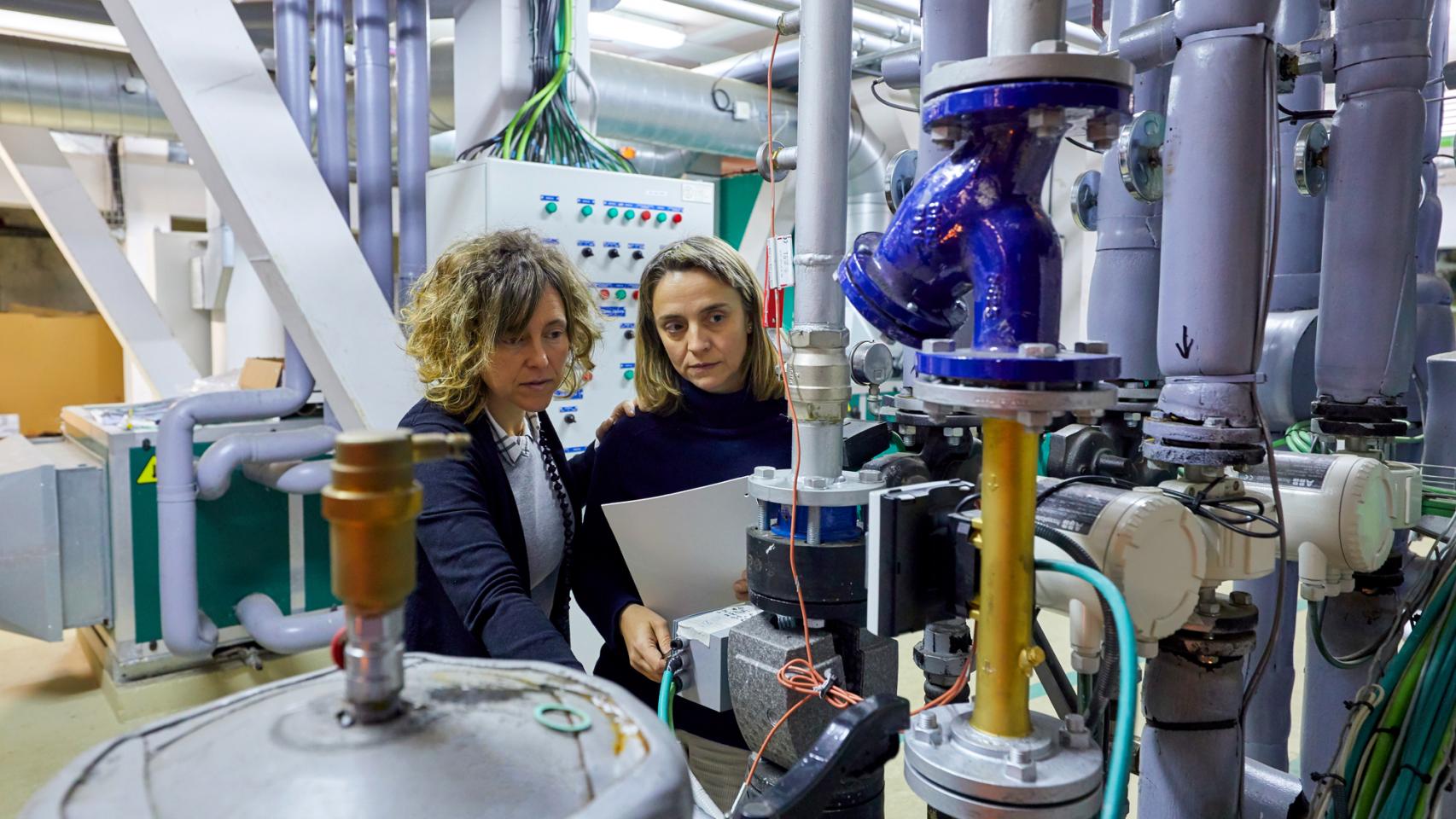 Profesionales del centro tecnológico Tecnalia trabajando en sus instalaciones.