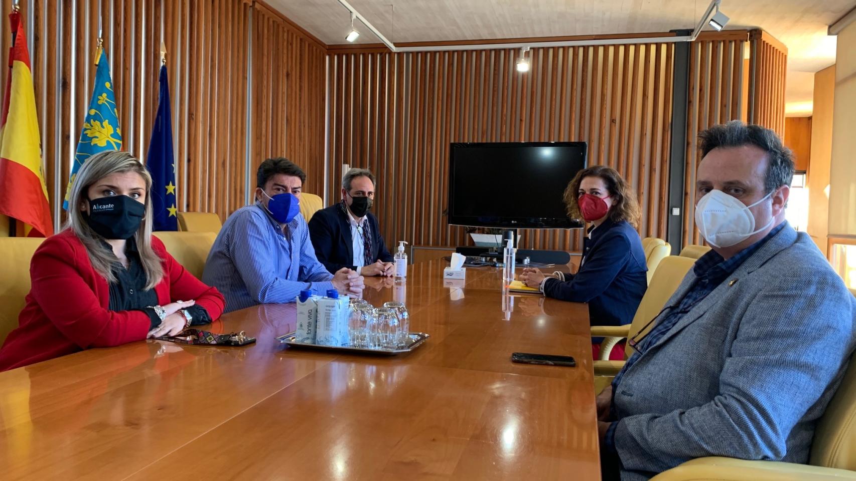 Representantes del Ayuntamiento, las Hogueras y los Artistas.