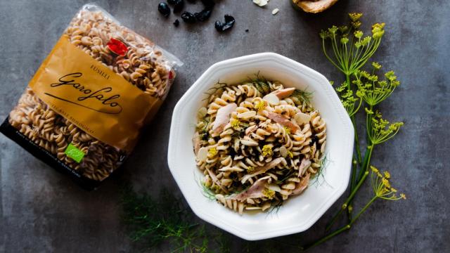 Ensalada de pasta, bonito y tierra de aceitunas, receta rápida y saludable