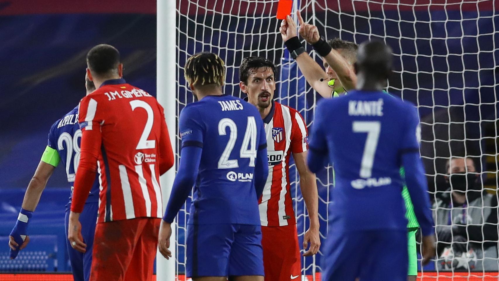 Orsato muestra la tarjeta roja a Savic