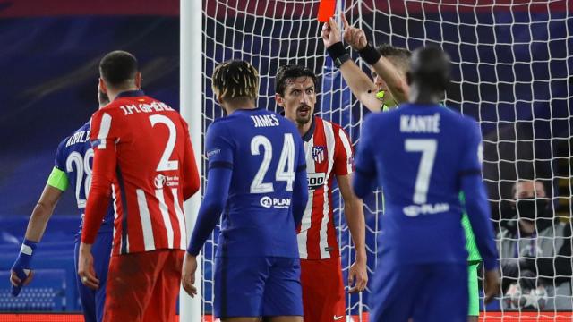 Orsato muestra la tarjeta roja a Savic