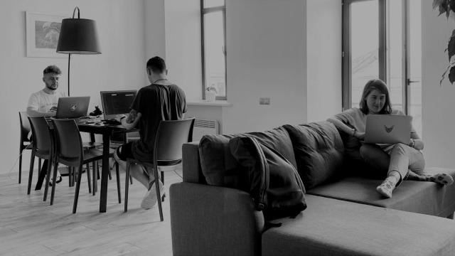 Jóvenes estudiando desde casa. Foto: Elena Rabkina / Unsplash