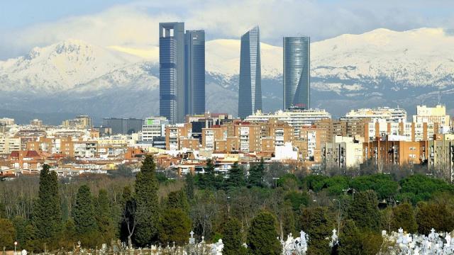 Vista de las cuatro torres y, al fondo, la sierra de Guadarrama.