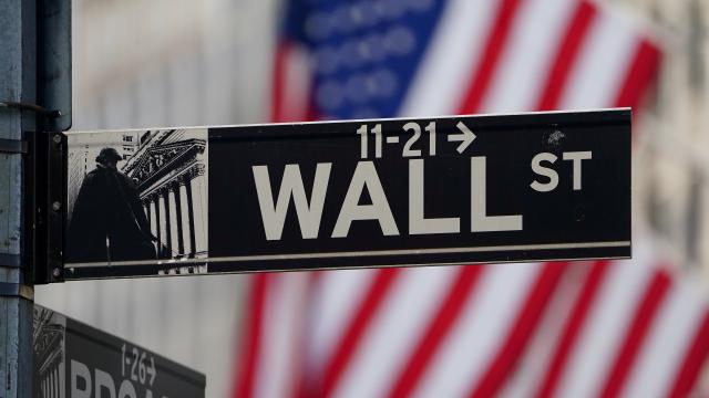Un indicador de Wall Street frente a la sede de la Bolsa de Nueva York.