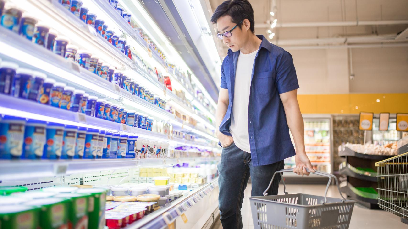 Un hombre busca un yogur entre las estanterías.
