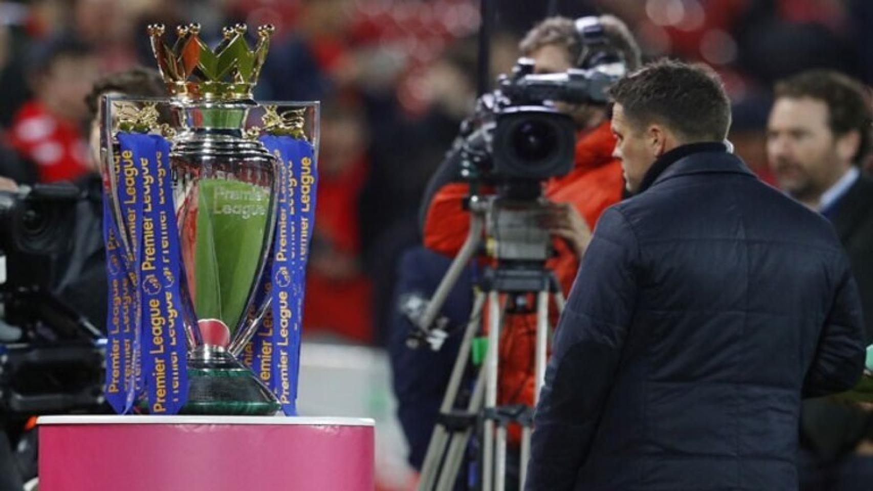 El trofeo de la Premier League ante una cámara de retransmisión