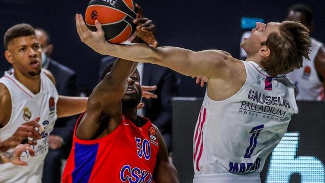 Causeur intentando anotar ante el CSKA
