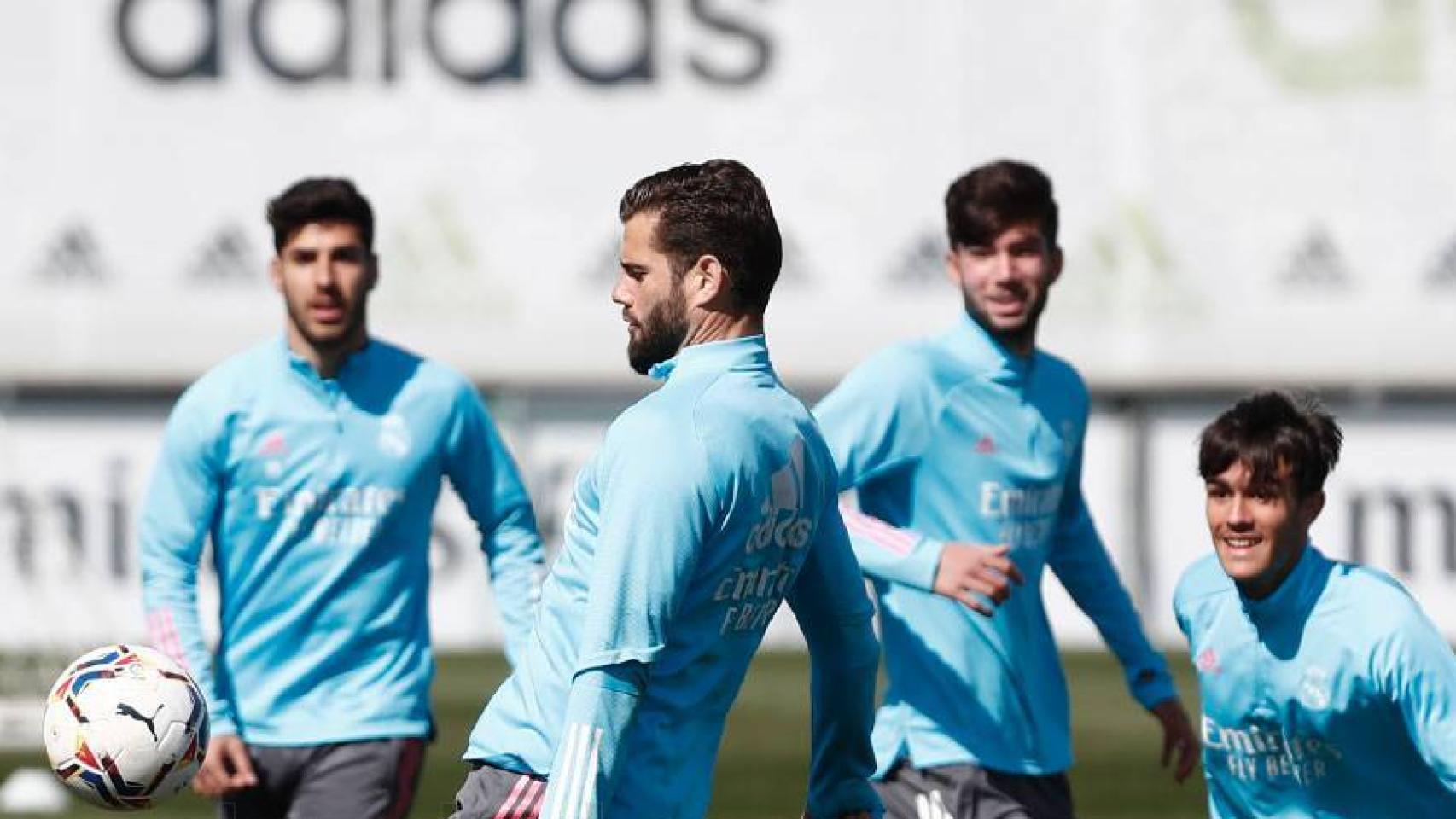 Álvaro Carrillo, Marco Asensio, Nacho Fernández, Theo Zidane y Loren Aguado, durante un entrenamiento del Real Madrid