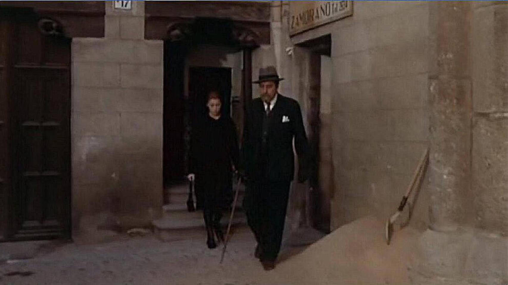 La escena de 'Tristana' en la que aparece el cartel de la fábrica de espadas Zamorano (Toledo Olvidado)