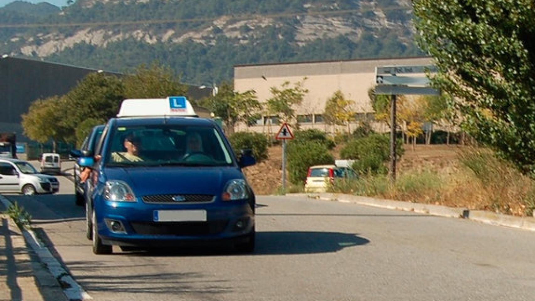 Un coche de autoescuela.