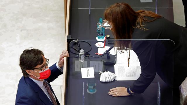 Salvador Illa (PSC) habla con Laura Borràs (JxCat), presidenta recién elegida del Parlamento autonómico catalán.
