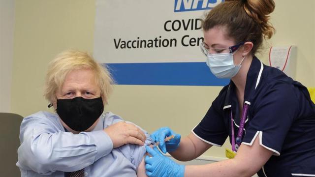 Boris Johnson, Draghi y Castex se vacunan con AstraZeneca y le dan una dosis de confianza