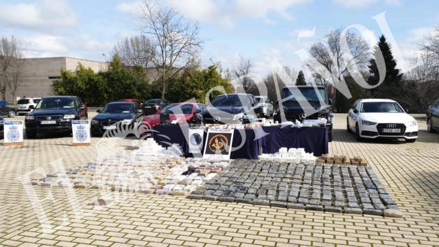 Los vehículos de lujo y toda la droga de la organización.