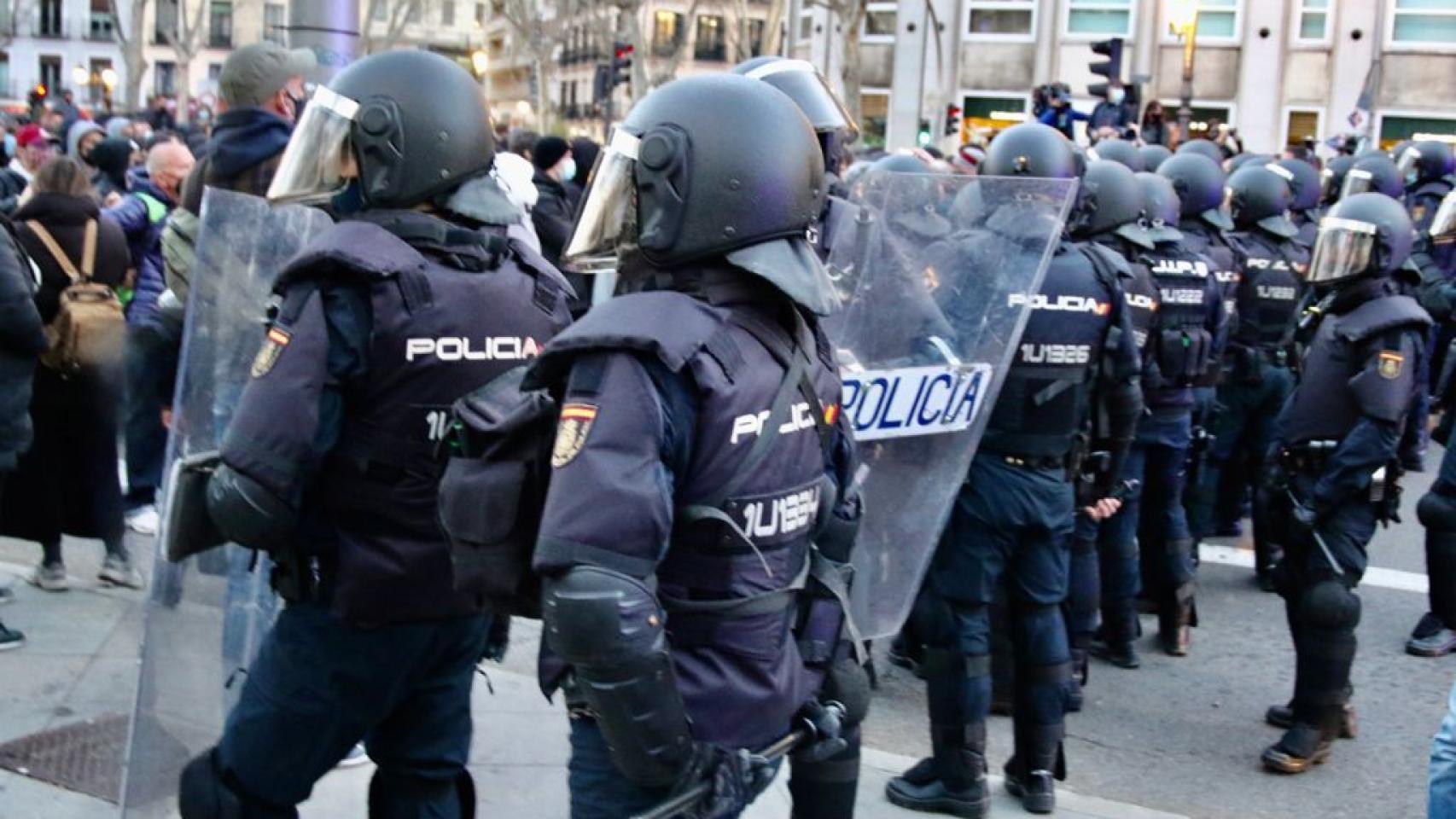 Un día más salimos a las calles para reivindicar todos y cada uno de nuestros derechos y libertades que se ven amenazados y reprimidos. Pedimos la libertad de Pablo Hasél y de todos los presos políticos ¡amnistía total!, señala uno de los mensajes de Distrito 104, colectivo anticapitalista, antifascista y antipatriarcal.