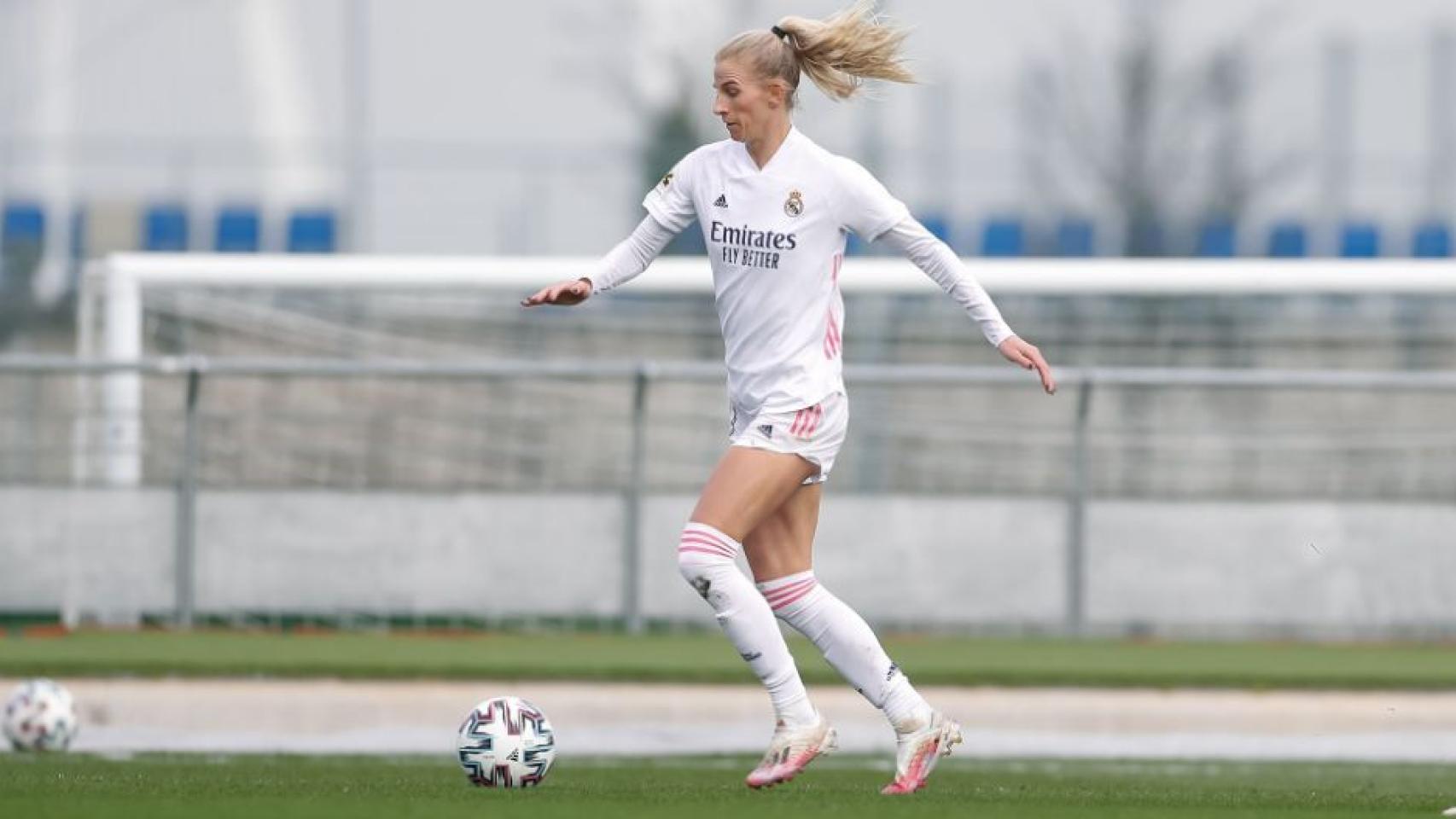 Jakobsson conduce un balón en un partido del Real Madrid