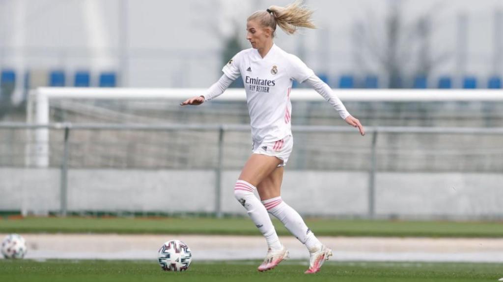 Jakobsson conduce un balón en un partido del Real Madrid
