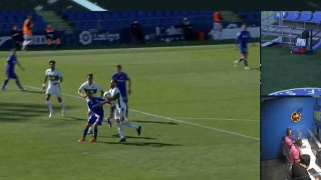 Hernández Hernández pita un penalti similar al que le negó al Real Madrid en el derbi ante el Atlético