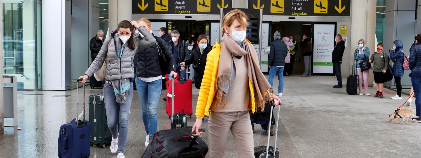 Turistas alemanes llegan al aeropuerto de Palma de Mallorca.