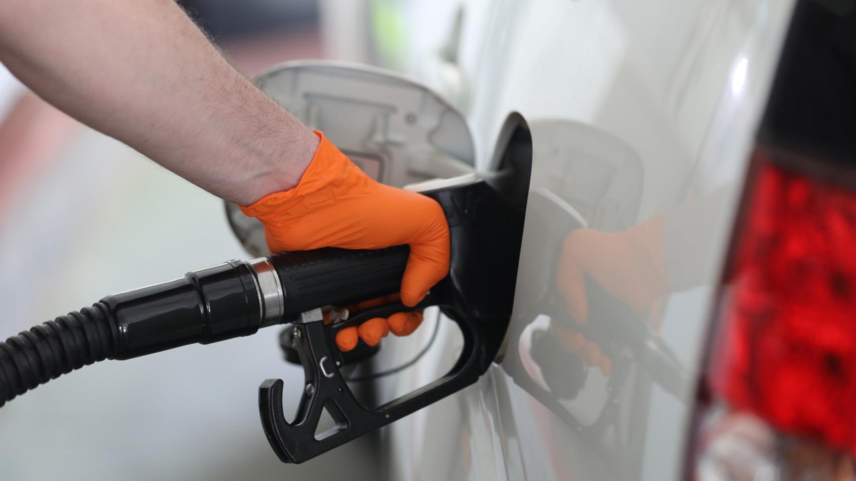 Quién dice adiós al diésel y la gasolina; el calendario de las marcas que ponen fin a la combustión