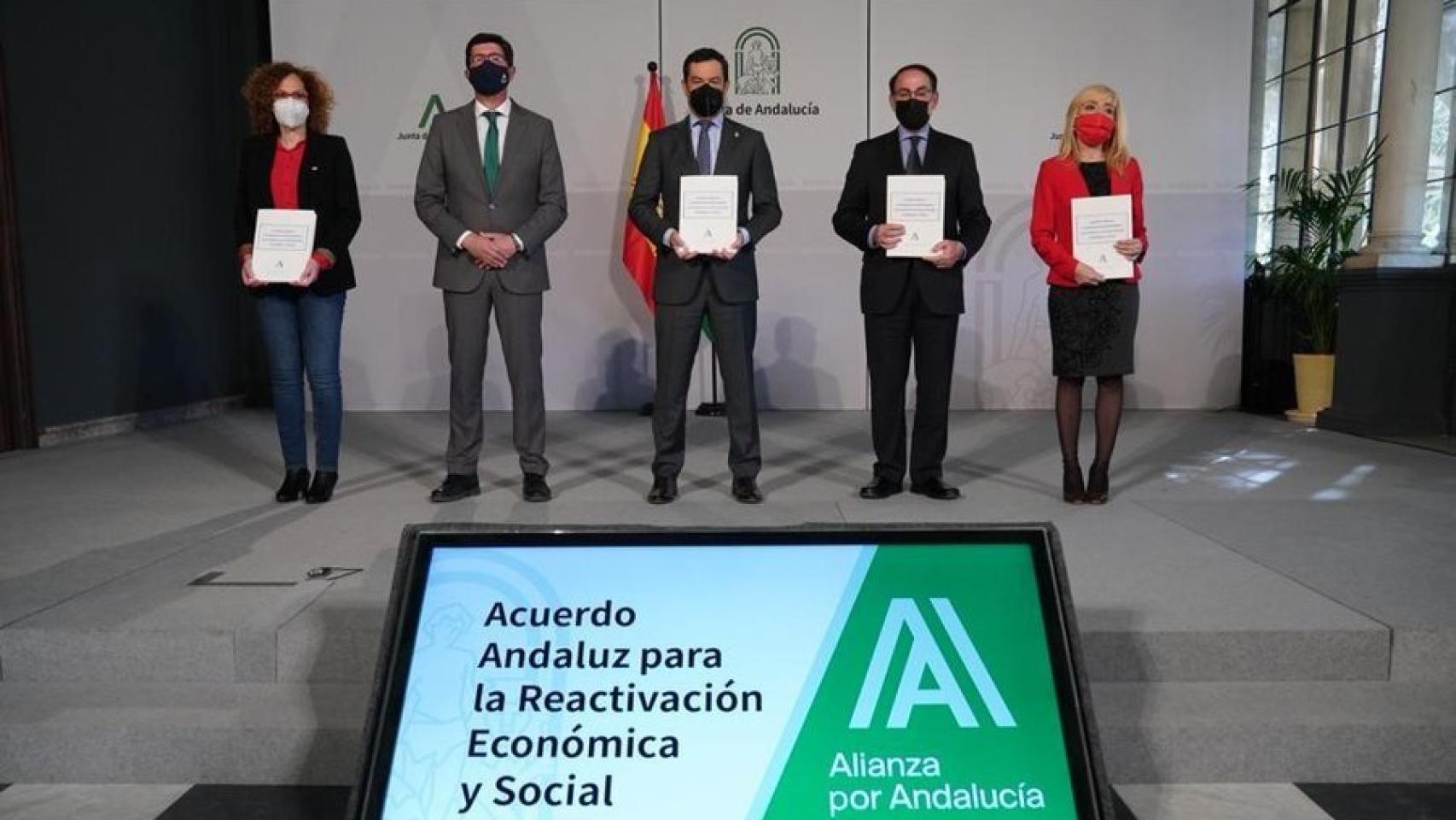 El presidente de la Junta, Juanma Moreno, junto al vicepresidente, Juan Marín, y representantes de la CEA, UGT y CCOO.