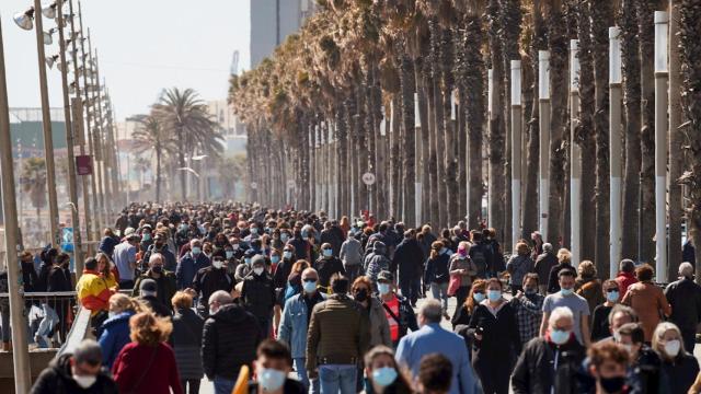 Vista del paseo marítimo de Barcelona el primer domingo de primavera. EFE/Alejandro García