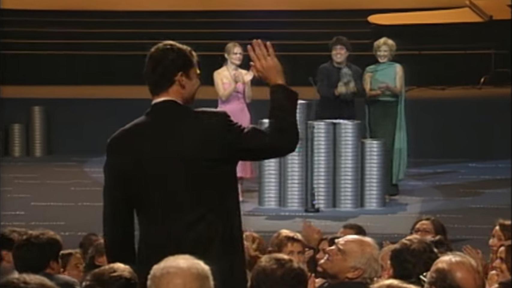 Pedro Almodóvar cantando cumpleaños feliz al actual rey Felipe VI en los Goya de 2000.
