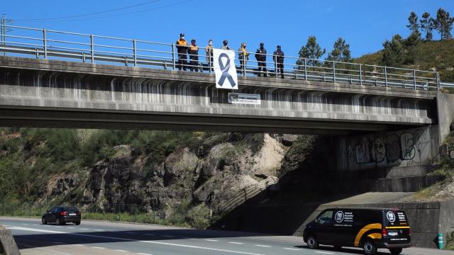 Acto en recuerdo a la madre y los dos menores fallecidos en un accidente de tráfico en Salceda de Caselas.