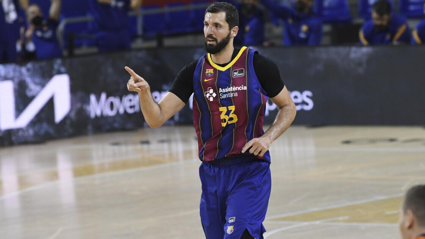 Mirotic celebra una canasta con el Barça