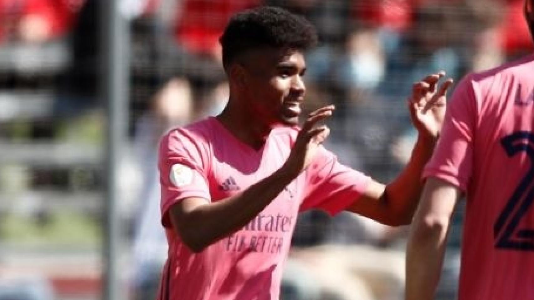 Marvin Park, Juanmi Latasa y Sergio Arribas celebran un gol con el Real Madrid Castilla