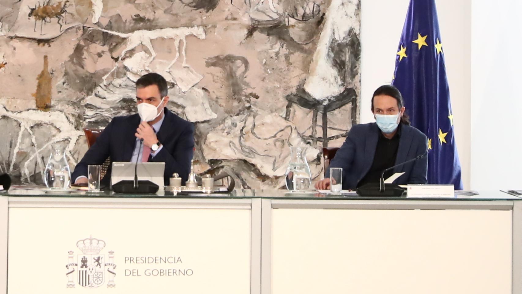 Pablo Iglesias, junto a Pedro Sánchez, en el Consejo de Ministros.