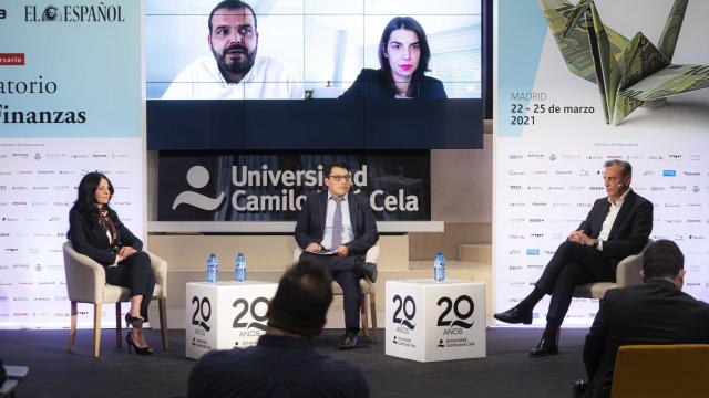Gabriela Giannattasio (Veritran) y Miguel Ángel Prieto Morales (Minsait Payments) en el escenario, y Miguel Ángel Cuesta (PayPal Iberia) y Anna Puigoriol (Banco Sabadell) en pantalla, en el Observatorio de las Finanzas de EL ESPAÑOL e Invertia.