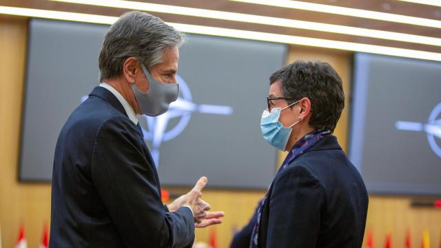 El secretario de Estado de EEUU, Antony Blinken, conversa con la ministra González Laya durante la reunión de la OTAN este martes en Bruselas