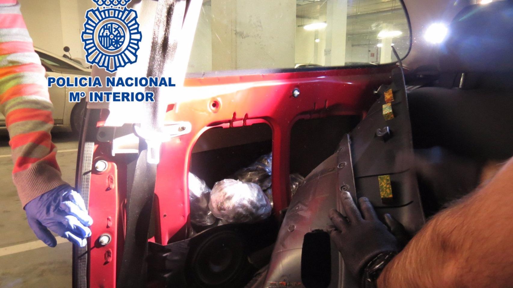 Vehículo interceptado a su llegada a Vigo, en el que se localizaron más de 30 kilos de hachís