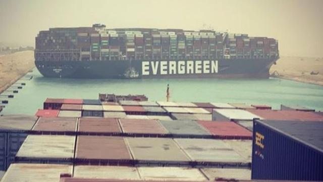 El barco encallado en el Canal de Suez.