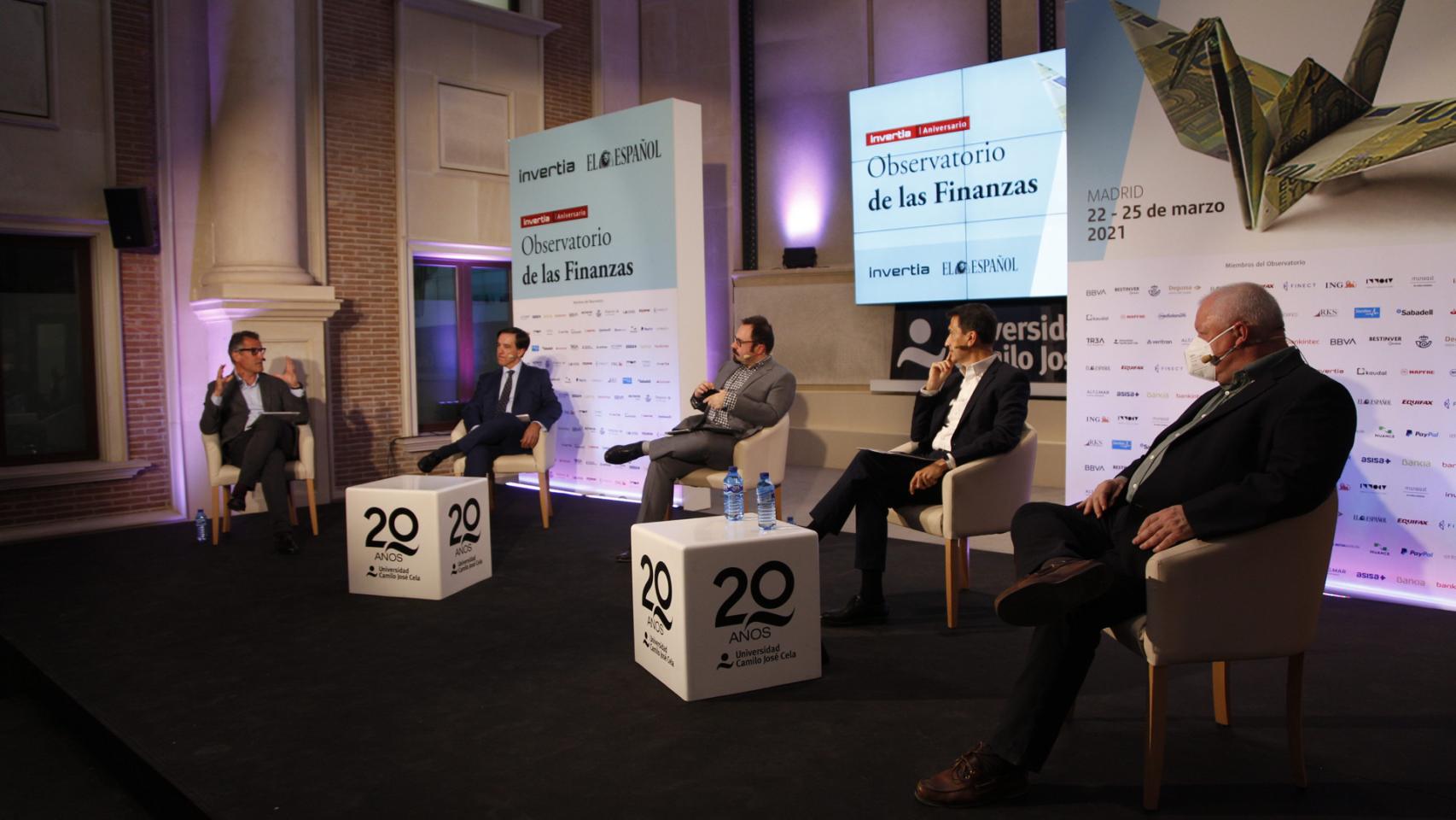Gregorio Gil de Rozas Balmaseda (IAE), Ángel Martínez-Aldama (Inverco), Eduardo Ortega (Invertia), Rafael Doménech (BBVA) y Ángel de la Fuente (Fedea), durante el Observatorio de las Finanzas de EL ESPAÑOL e Invertia..