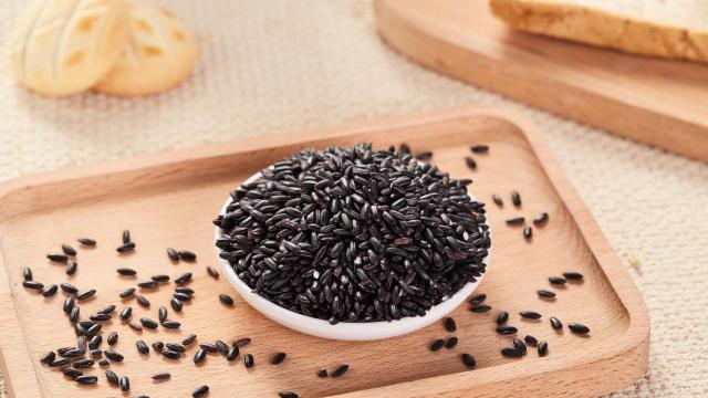 Cómo hacer arroz negro con alioli: receta fácil