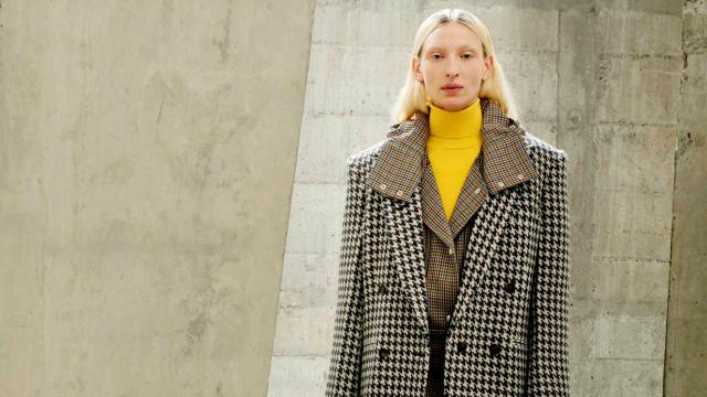 Una de las modelos del desfile de Stella McCartney presentando la colección del próximo invierno.