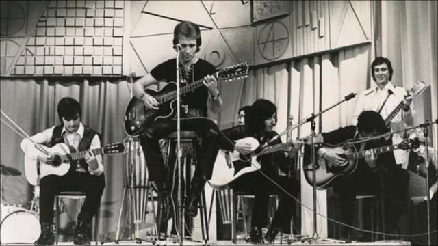 Los canarios, con Teddy Bautista en el centro