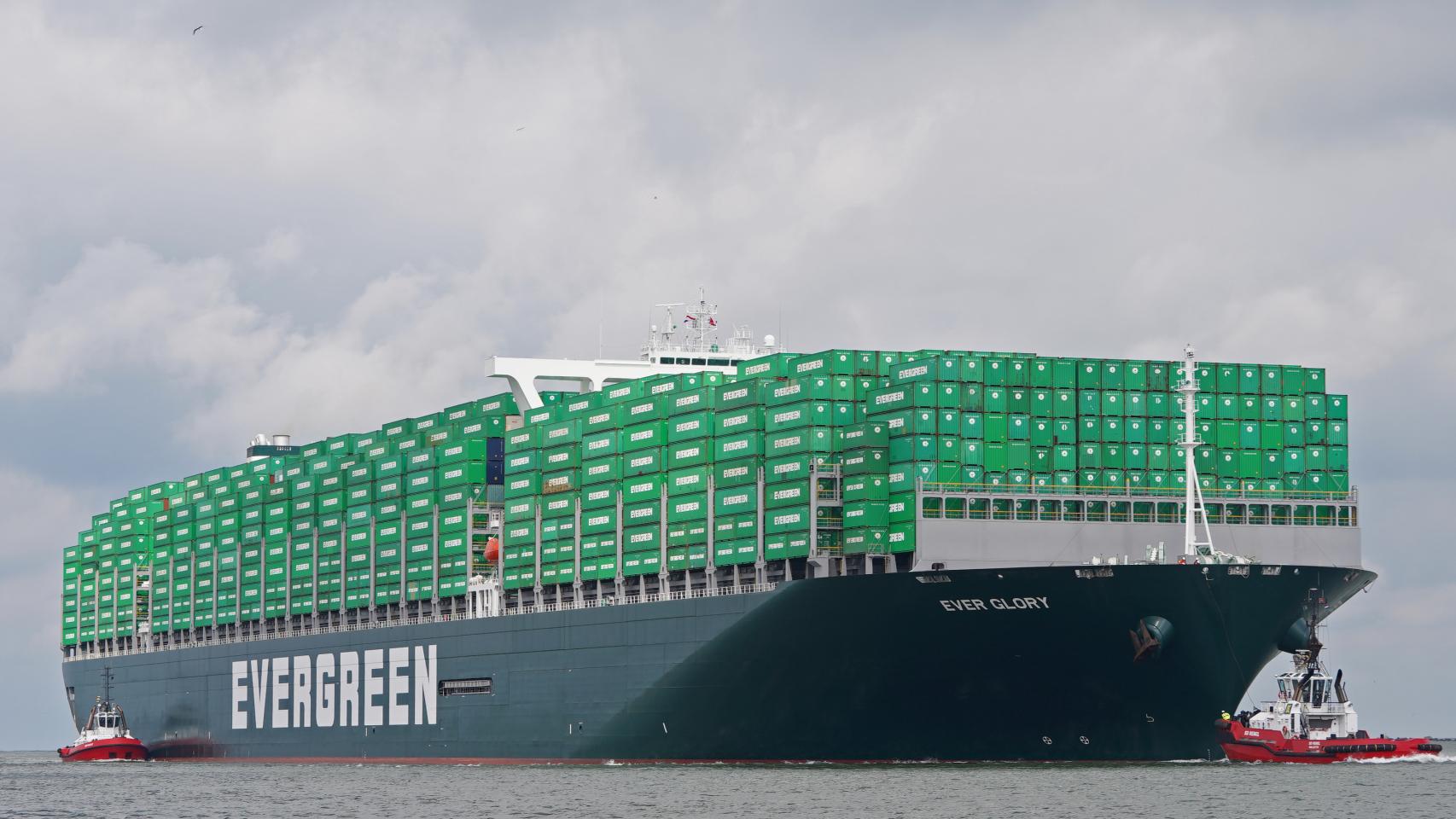 Ever Glory, mismo modelo que el barco encallado en el Canal de Suez