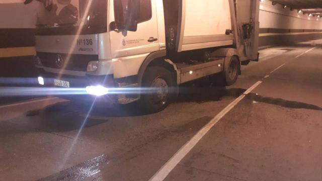 Un camión averiado bloquea el túnel de Juana de Vega.