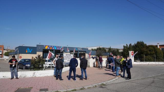 Concentración de CCOO frente a una ITV en una imagen de archivo.