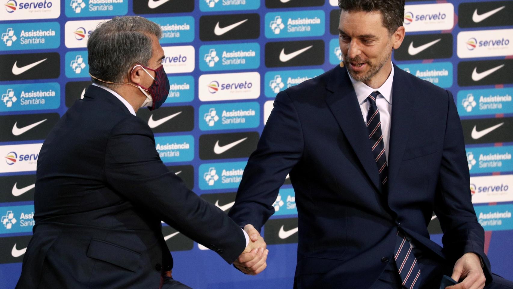 Pau Gasol y Joan Laporta
