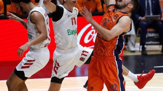 Kalinic anotando en el Valencia - Bayern