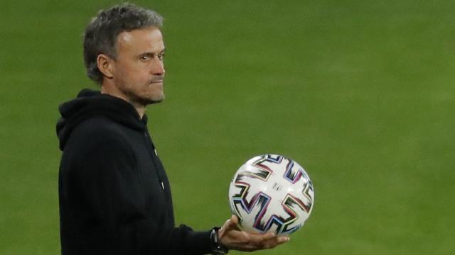 Luis Enrique, con el esférico