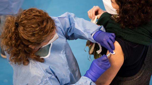 Los médicos han reanudado en Sevilla la vacunación a los docentes.